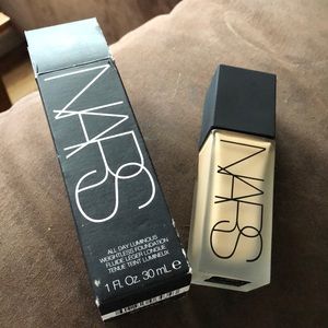 Nars weightless foundation